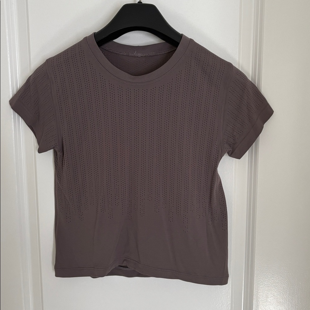 Lululemon size 2 no tags mesh shirt lavender/purple